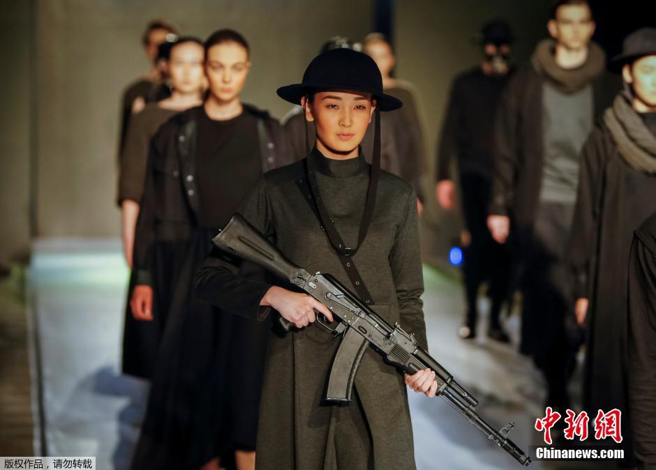哈萨卡斯坦时装周&ldquo;火药味&rdquo;甚浓 模特持&ldquo;枪&rdquo;走秀