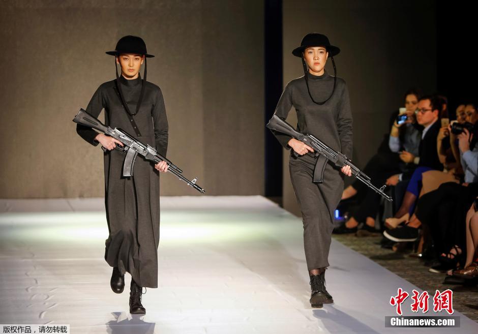 哈萨卡斯坦时装周&ldquo;火药味&rdquo;甚浓 模特持&ldquo;枪&rdquo;走秀