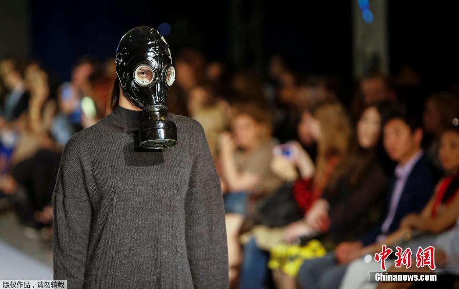 哈萨卡斯坦时装周&ldquo;火药味&rdquo;甚浓 模特持&ldquo;枪&rdquo;走秀