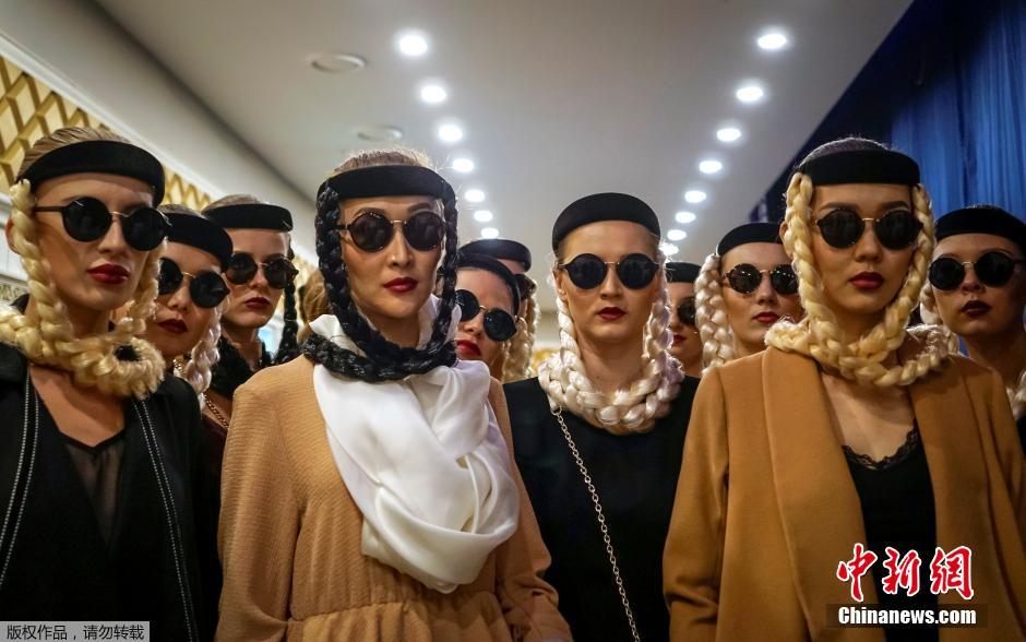 哈萨卡斯坦时装周&ldquo;火药味&rdquo;甚浓 模特持&ldquo;枪&rdquo;走秀