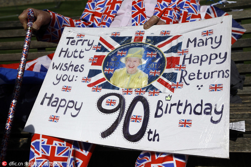 晒照办展推新邮票 英国女王九十岁生日怎么过?