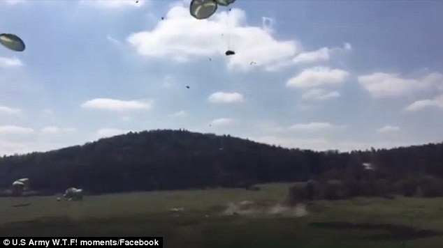 美军演习中连续三辆悍马空降失败被摔成废铁