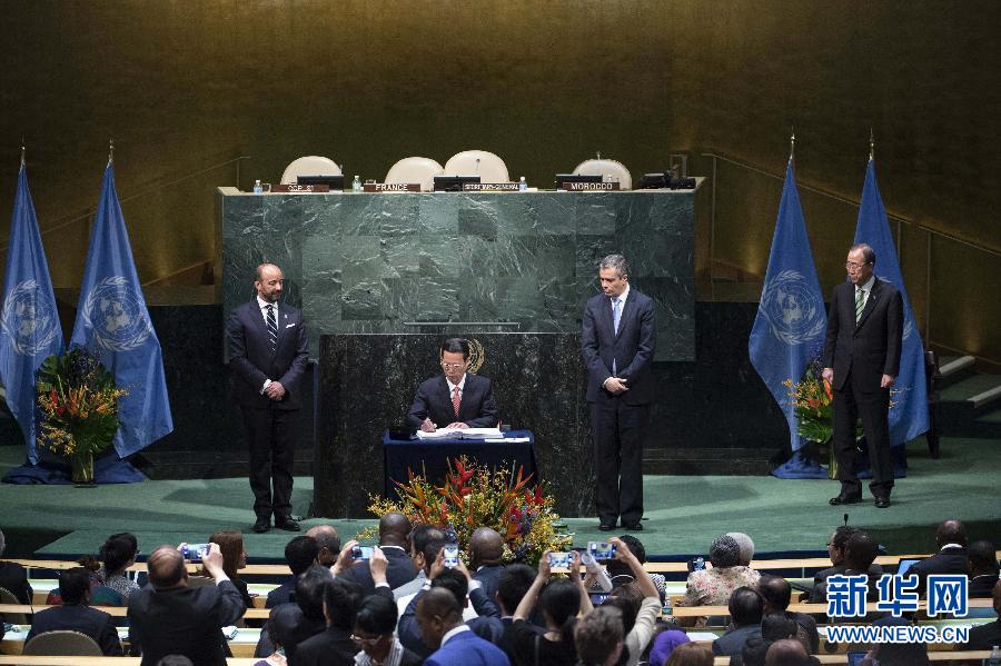 4月22日，中国国家主席习近平特使、国务院副总理张高丽在纽约联合国总部出席《巴黎协定》高级别签署仪式，并代表中国签署《巴黎协定》。新华社记者王晔摄