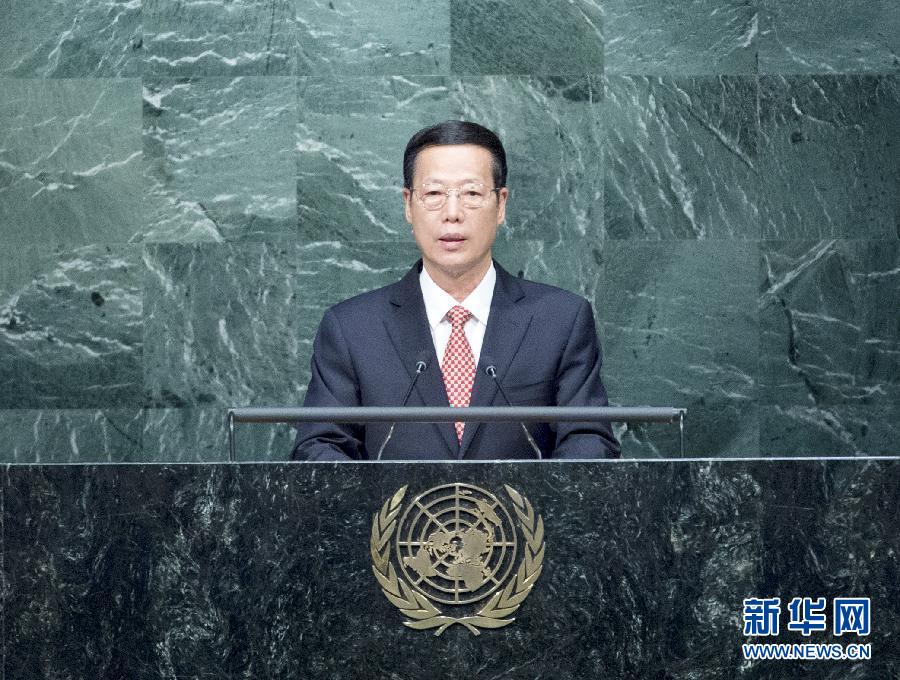 4月22日,国家主席习近平特使、国务院副总理张高丽在纽约联合国总部出席《巴黎协定》高级别签署仪式,并代表中国签署《巴黎协定》。张高丽在签署仪式开幕式上发表题为《推进落实〈巴黎协定〉共建人类美好家园》的讲话。 新华社记者王晔摄 4月22日,国家主席习近平特使、国务院副总理张高丽在纽约联合国总部出席《巴黎协定》高级别签署仪式,并代表中国签署《巴黎协定》。张高丽在签署仪式开幕式上发表题为《推进落实〈巴黎协定〉共建人类美好家园》的讲话。 新华社记者王晔摄