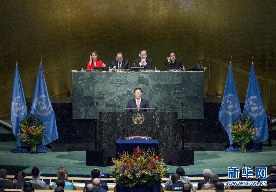 4月22日,中国国家主席习近平特使、国务院副总理张高丽在纽约联合国总部出席《巴黎协定》高级别签署仪式,并代表中国签署《巴黎协定》。张高丽在签署仪式开幕式上发表题为《推进落实〈巴黎协定〉共建人类美好家园》的讲话。 新华社记者王晔摄 4月22日,中国国家主席习近平特使、国务院副总理张高丽在纽约联合国总部出席《巴黎协定》高级别签署仪式,并代表中国签署《巴黎协定》。张高丽在签署仪式开幕式上发表题为《推进落实〈巴黎协定〉共建人类美好家园》的讲话。 新华社记者王晔摄