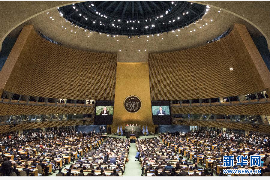 4月22日,中国国家主席习近平特使、国务院副总理张高丽在纽约联合国总部出席《巴黎协定》高级别签署仪式,并代表中国签署《巴黎协定》。张高丽在签署仪式开幕式上发表题为《推进落实〈巴黎协定〉共建人类美好家园》的讲话。 新华社记者王晔摄 4月22日,中国国家主席习近平特使、国务院副总理张高丽在纽约联合国总部出席《巴黎协定》高级别签署仪式,并代表中国签署《巴黎协定》。张高丽在签署仪式开幕式上发表题为《推进落实〈巴黎协定〉共建人类美好家园》的讲话。 新华社记者王晔摄