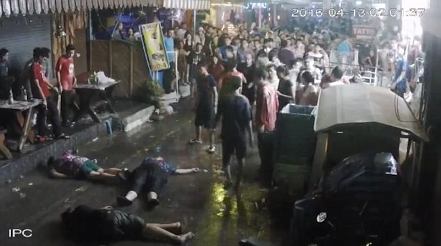 英国游客在泰国被黑帮殴打 一家三口被打倒(组