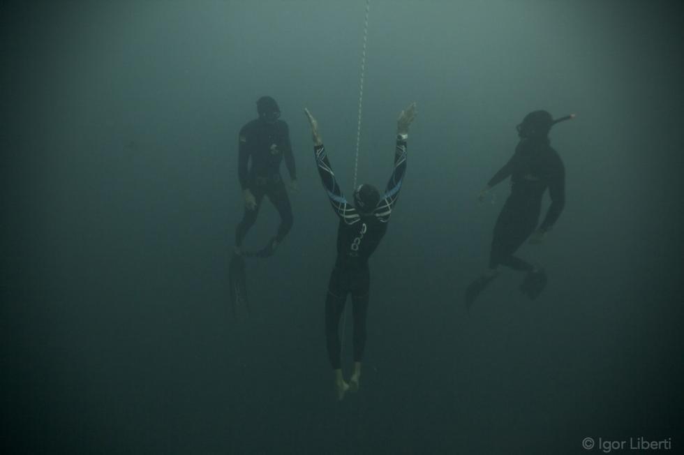 英国小伙无氧潜水122米 16次破世界纪录