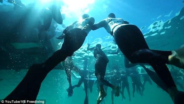 英国小伙无氧潜水122米 16次破世界纪录