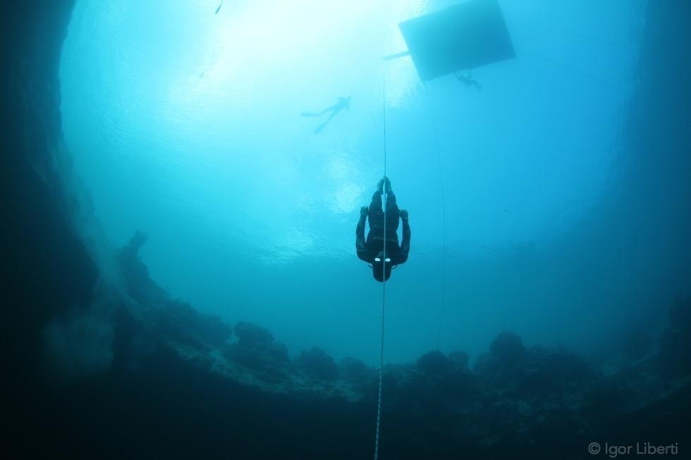 英国小伙无氧潜水122米 16次破世界纪录