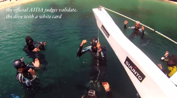 英国小伙无氧潜水122米 16次破世界纪录