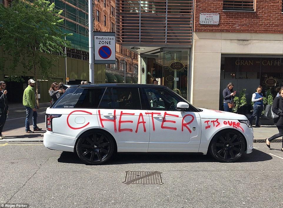 男子70万路虎遭伴侣涂红漆 全车被喷