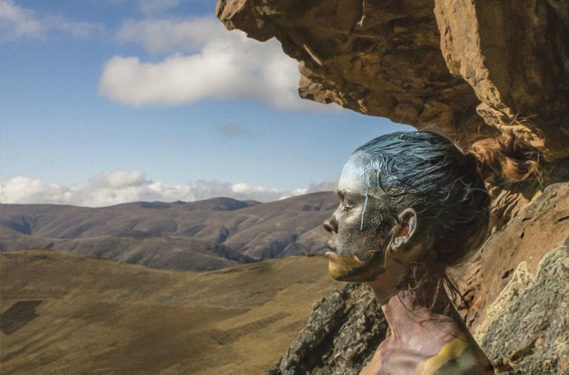 艺术家创作人体彩绘 实现人与自然结合