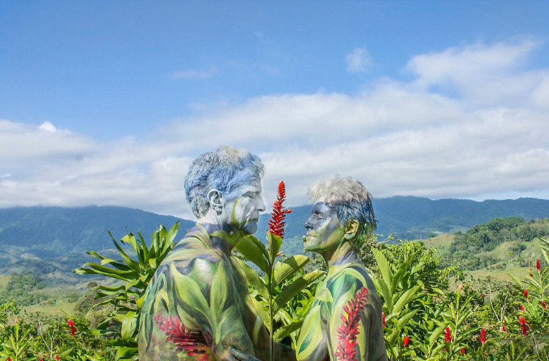 艺术家创作人体彩绘 实现人与自然结合