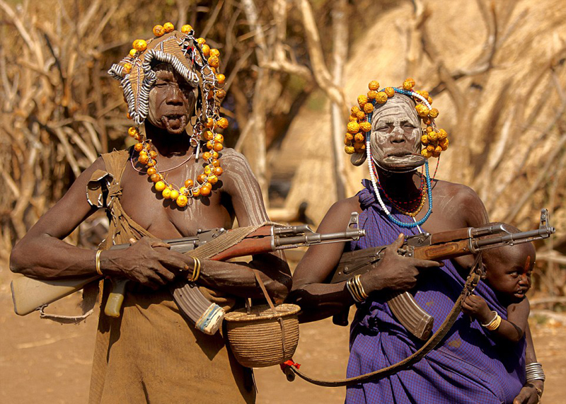 揭秘非洲部落唇盘女性另类审美观(组图)