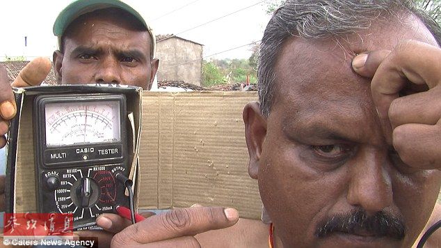 印度带电男子身体有磁性 可吸附金属餐具(组