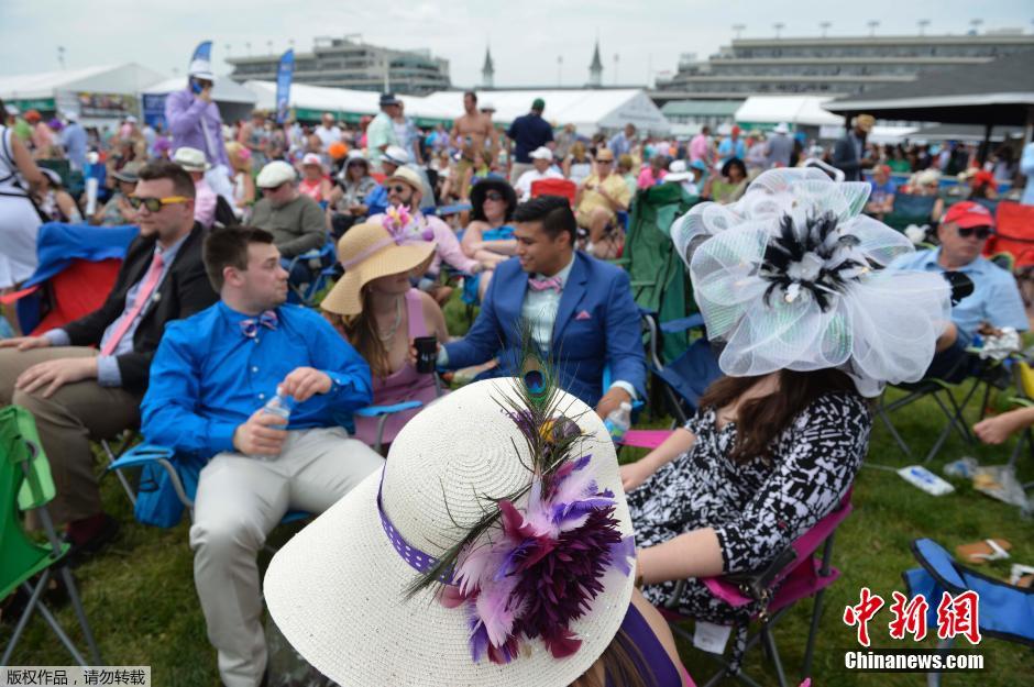 美国肯塔基赛马举行 观众礼帽&ldquo;风情万种&rdquo;