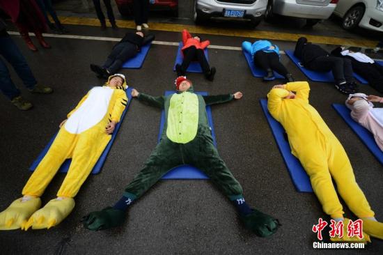 3月20日，世界睡眠日前夕，被誉为中国&ldquo;睡眠先生&rdquo;的唐堂带领众多市民来到长沙街头进行&ldquo;睡大街&rdquo;公益行为艺术展示。 杨华峰 摄