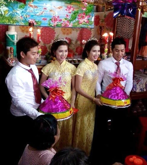 越南双胞胎兄弟娶双胞胎姐妹 称不会认错另一半