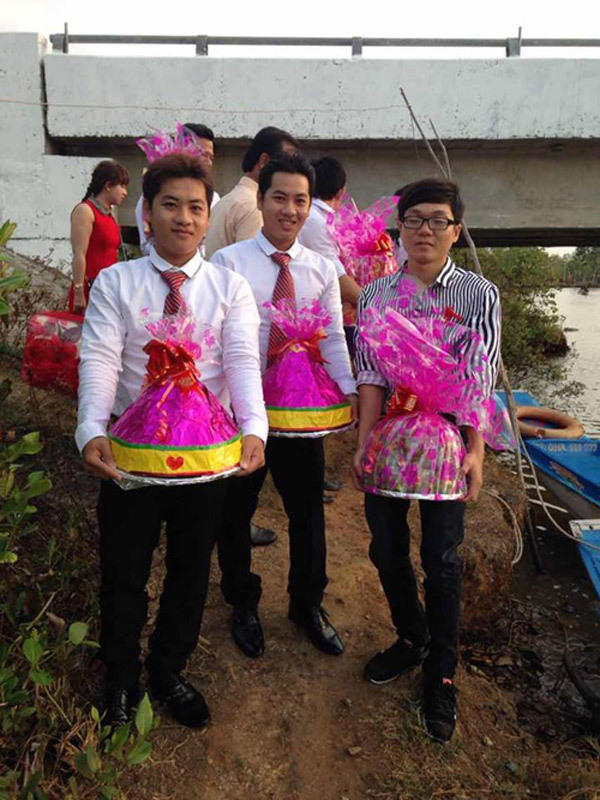 越南双胞胎兄弟娶双胞胎姐妹 称不会认错另一半