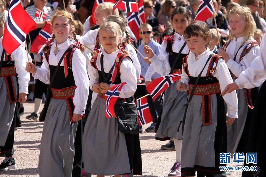 （国际）（3）挪威举行国庆游行活动 