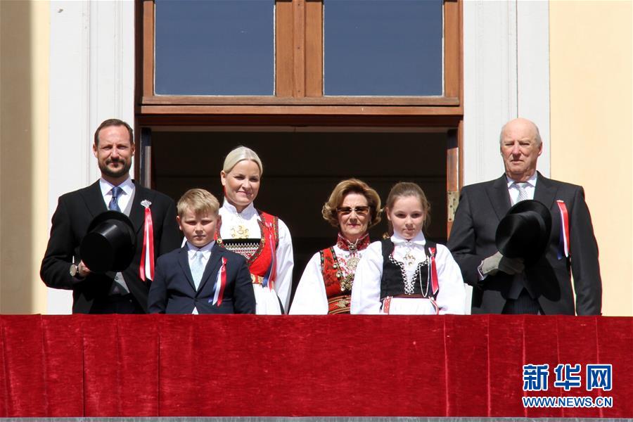 （国际）（1）挪威举行国庆游行活动 