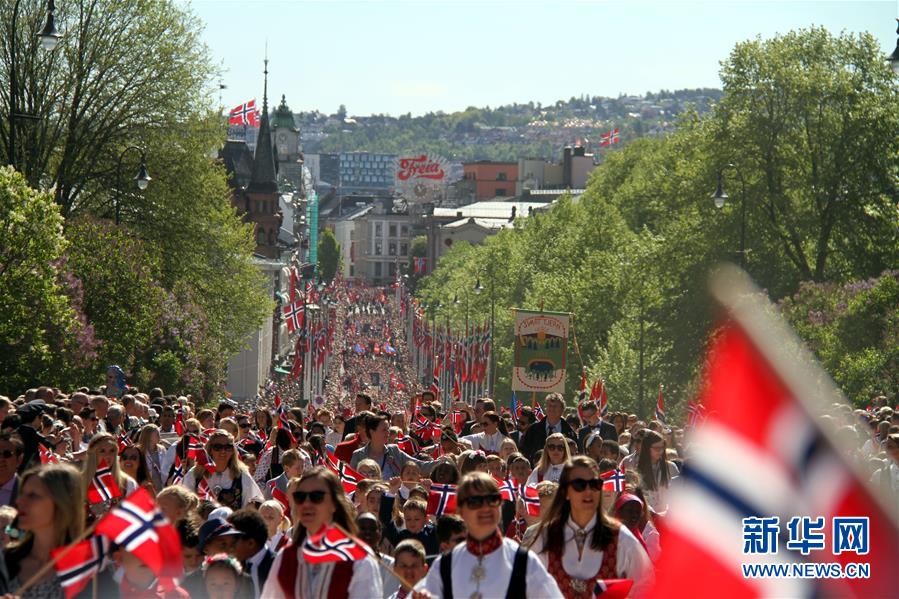 （国际）（2）挪威举行国庆游行活动 