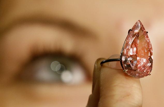 世界最大梨型粉钻拍卖 3150万美元价格创纪录