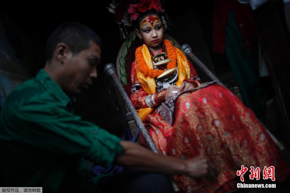 尼泊尔民众庆祝战车节 抱活女神参加