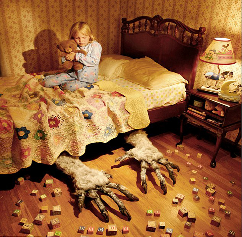 美摄影师邀女儿拍恐怖照片 场景逼真(组图)