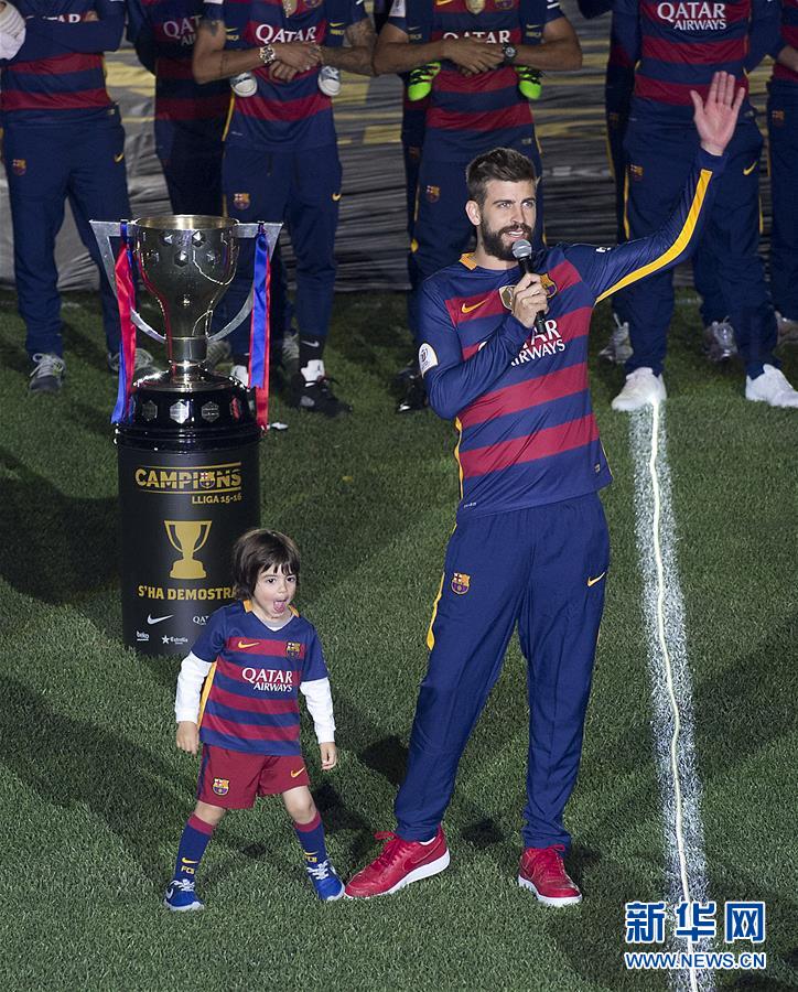 （体育）（7）足球&mdash;&mdash;巴萨庆祝加冕双冠王