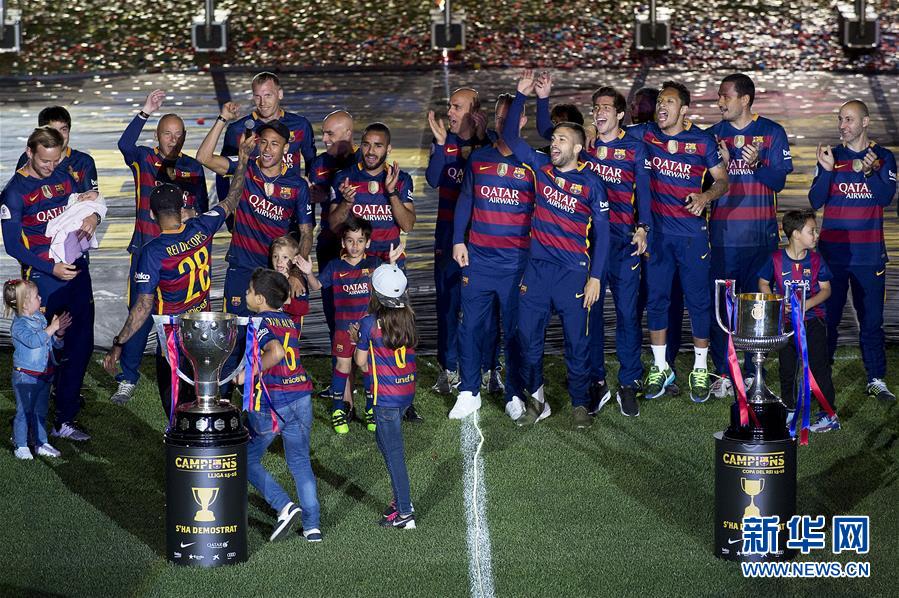 （体育）（2）足球&mdash;&mdash;巴萨庆祝加冕双冠王