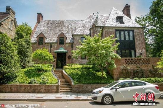 当地时间2016年5月25日报道，美国总统奥巴马和夫人米歇尔近日在华盛顿西北部的富人区卡洛拉马区，租了一幢8200平方英尺（约762平方米）的房子，作为他们在白宫之后的第一个住所，直到小女儿完成中学学业。据报道，这幢房屋位于华盛顿最高档的社区之一，住宅价值430万美元（约2818万人民币），住宅足够大的空间保证了功能的完整性，其中包括独立更衣室、奥巴马和夫人各自的洗浴间、娱乐空间和一个安静的花园。住宅建造于1928年，一共包括9间卧室和8个浴室，明亮的客厅占据了底层大部分空间，比白宫的整体感觉更加现代化。图片来源：东方IC 版权作品 请勿转载
