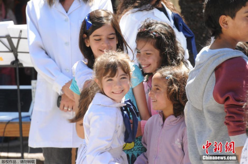 孩子们的童年生活越来越丰富多彩，但仍有一群孩子依然生活在战乱中。