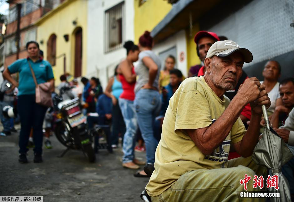 委内瑞拉物资短缺 民众超市外领号&ldquo;排大队&rdquo;