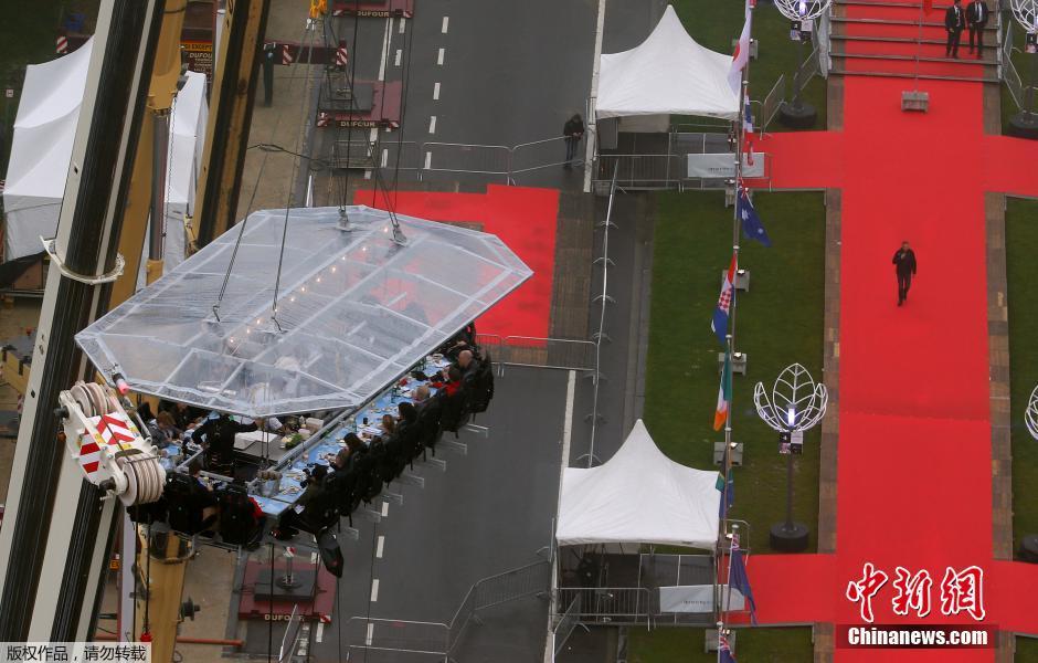 比利时&ldquo;空中晚餐&rdquo; 食客40米高空享受饕餮盛宴