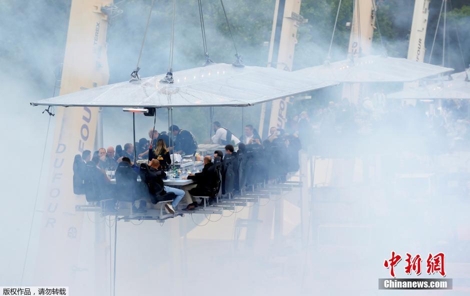 比利时&ldquo;空中晚餐&rdquo; 食客40米高空享受饕餮盛宴