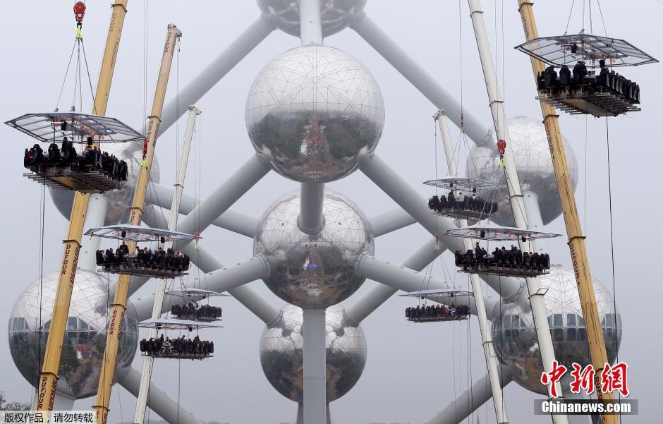 比利时&ldquo;空中晚餐&rdquo; 食客40米高空享受饕餮盛宴