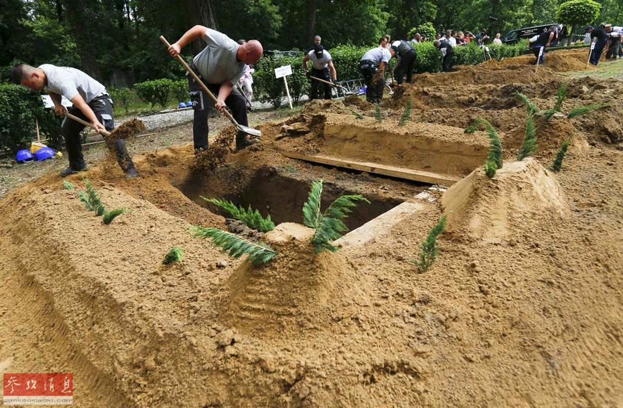 匈牙利举办首届全国挖坟墓大赛组图