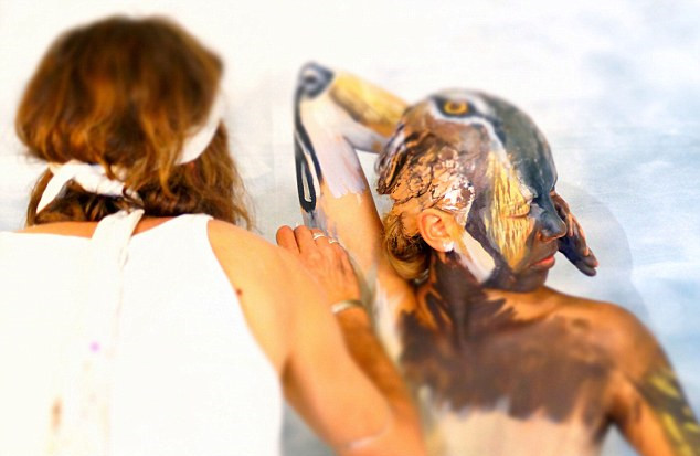 真的是人?!裸体彩绘模特组成逼真狼嚎图(组图