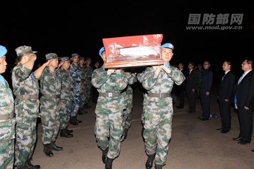 中国维和士兵申亮亮烈士灵柩启程。杨祖荣