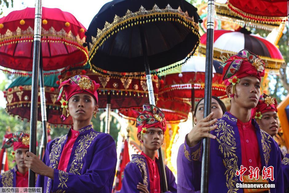 印尼巴厘岛艺术节开幕 传统服饰大放异彩