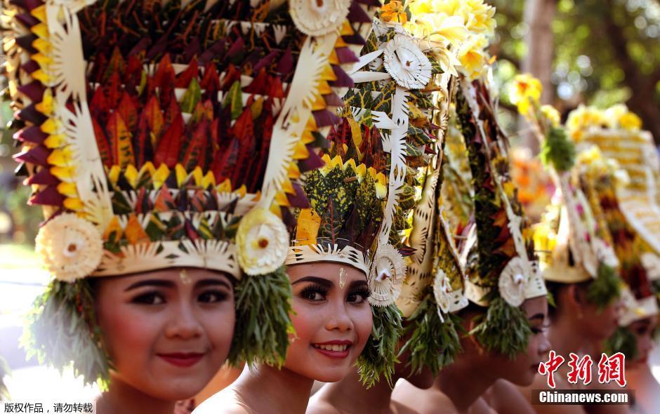 印尼巴厘岛艺术节开幕 传统服饰大放异彩