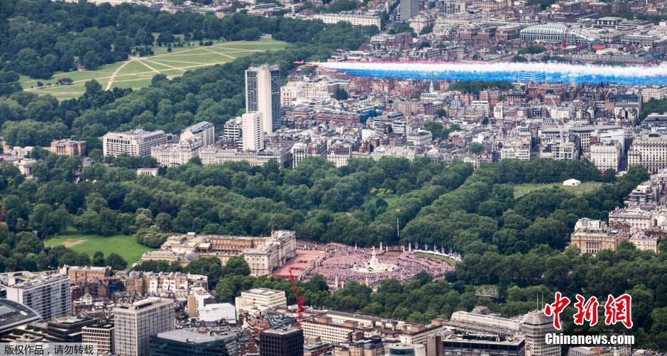 英国为女王庆生 &ldquo;红箭&rdquo;编队飞过伦敦