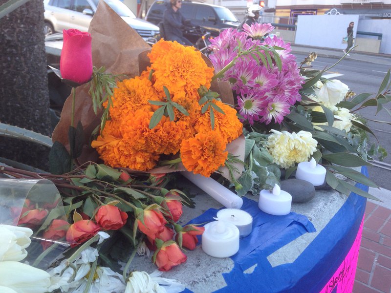 6月12日美国佛罗里达州奥兰多同性恋夜总会枪击案发生后，旧金山民众自发在卡斯楚街悼念遇难者。（邱礼杰摄）