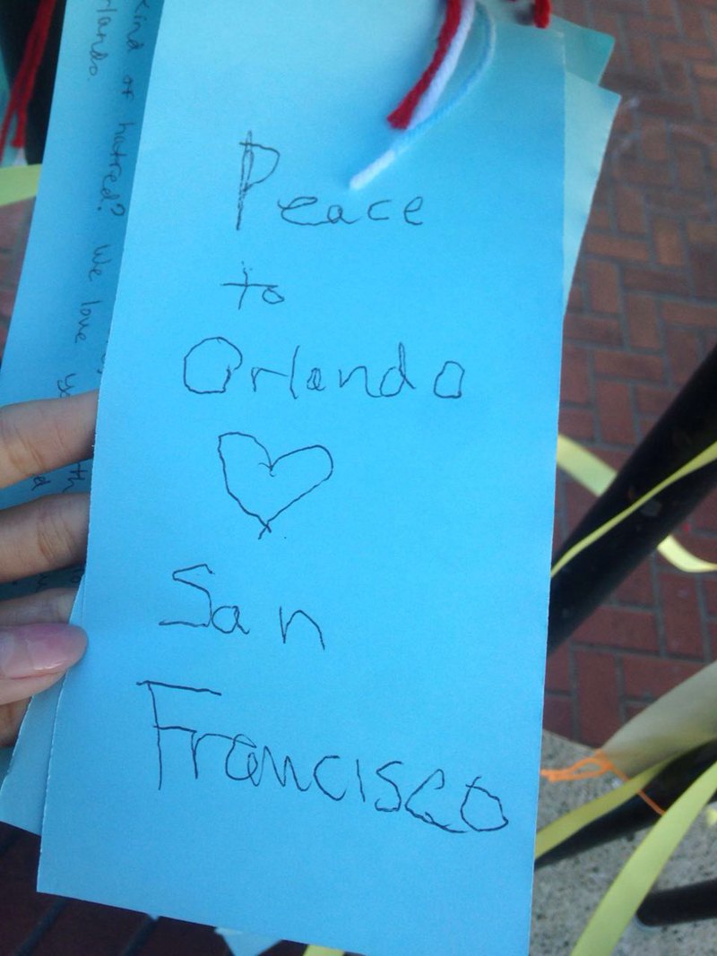 6月12日美国佛罗里达州奥兰多同性恋夜总会枪击案发生后，旧金山民众自发在卡斯楚街悼念遇难者。（邱礼杰摄）