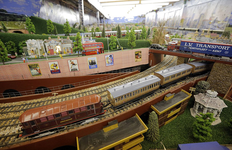 英老人花费233万元花园建铁路模型