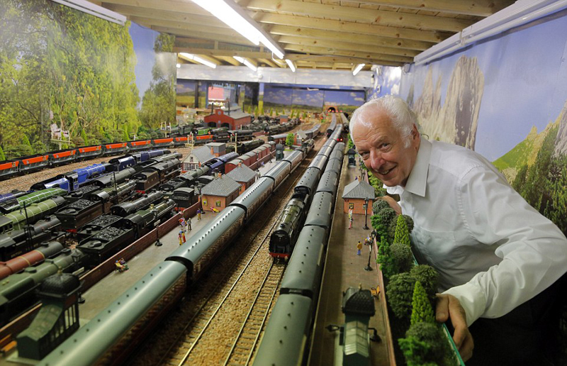 英老人花费233万元花园建铁路模型