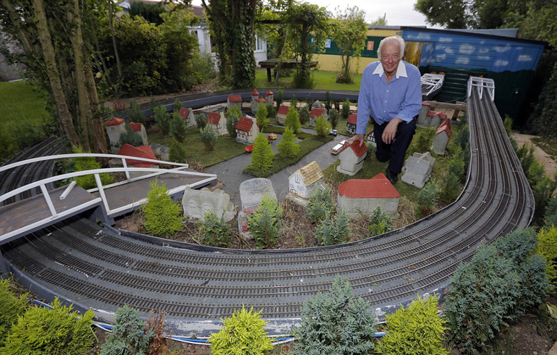 英老人花费233万元花园建铁路模型