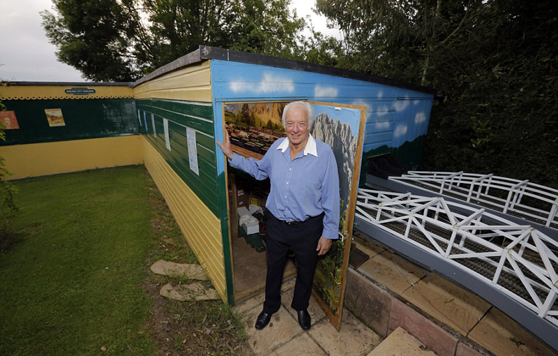 英老人花费233万元花园建铁路模型